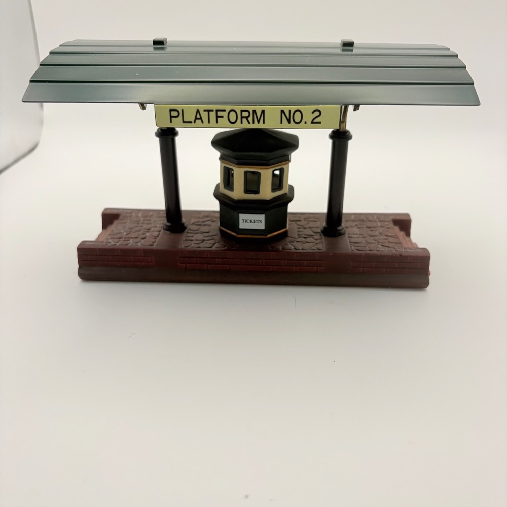 Dept 56 Heritage Village Victoria Station Train Platform Green Brown 5575-1 - Picture 3 of 7